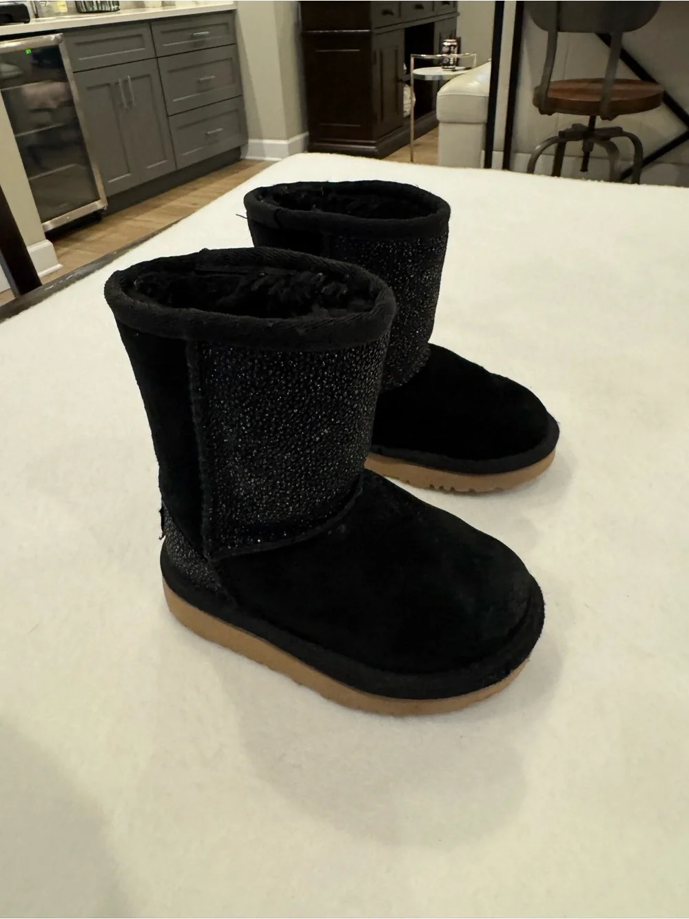 UGG Kids Classic Short Serein boots in black featuring sparkling glitter Sz 6
